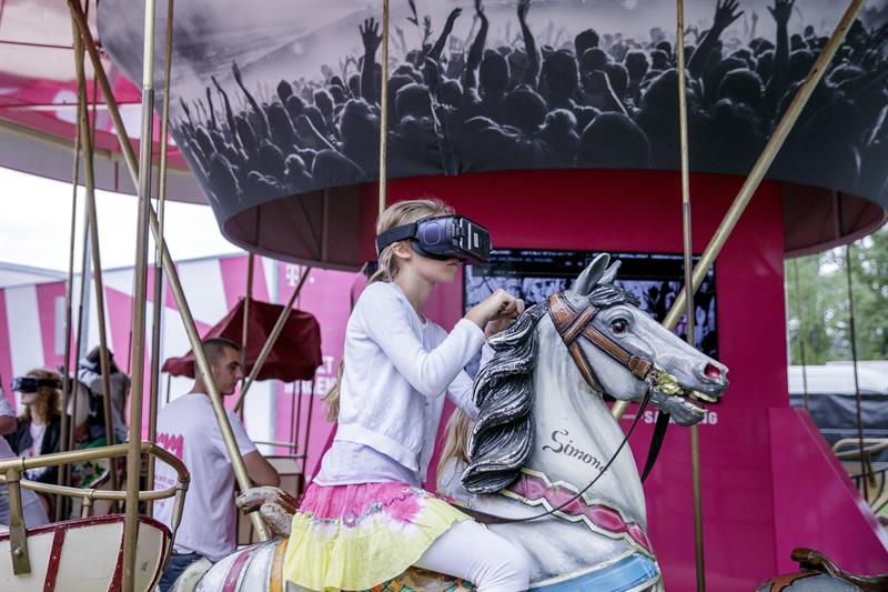 Una niña prueba unas gafas de realidad virtual en un tiovivo durante la feria de tecnología de consumo IFA que se celebra en Berlín, Alemania, el 1 de septiembre del 2017. EFE/Carsten Koall