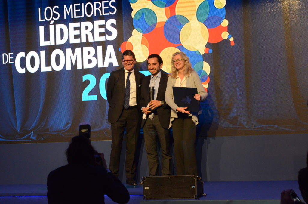 César Rodríguez Garavito y Vivian Newman, director y subdirectora de Dejusticia, reciben el Premio al Liderazgo Colectivo de la Revista Semana 2017.