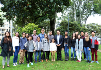 Grupo de accionantes y su representante César Rodríguez