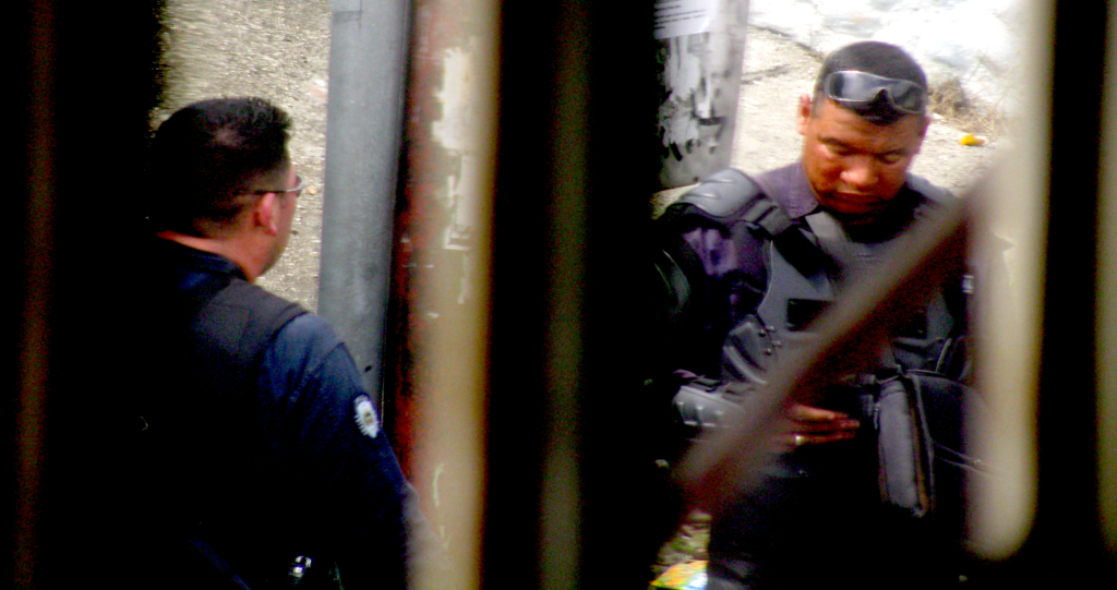 Agentes del Sebín, durante la detención arbitraria de Juan Pedro Lares. Agosto de 2017. Foto: Archivo Particular