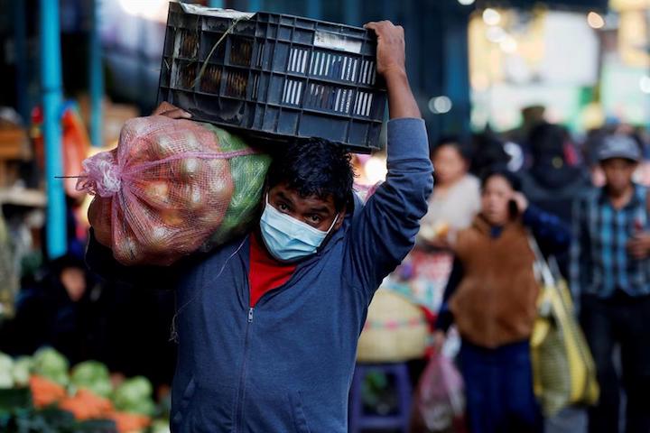 En medio de esta crisis, los gobiernos tendrán el reto de salvar la economía y garantizar el mínimo vital para los más pobres.