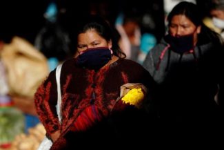 Las mujeres en Colombia dedican más de 7 horas diarias al trabajo del hogar (casi una jornada completa).
