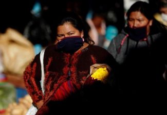 Las mujeres en Colombia dedican más de 7 horas diarias al trabajo del hogar (casi una jornada completa).