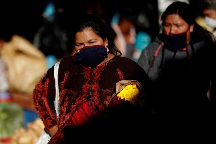 Las mujeres en Colombia dedican más de 7 horas diarias al trabajo del hogar (casi una jornada completa).
