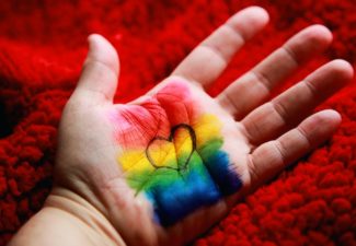 Cada 17 de mayo se celebra el Día contra la Homofobia, la Transfobia y la Bifobia. En esa fecha de 1990 la OMS eliminó la homosexualidad de la lista de enfermedades mentales.