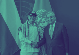 El secretario general de la ONU, António Guterres (d), saludando al presidente de Colombia, Gustavo Petro, durante una reunión en la sede del organismo internacional en Nueva York.